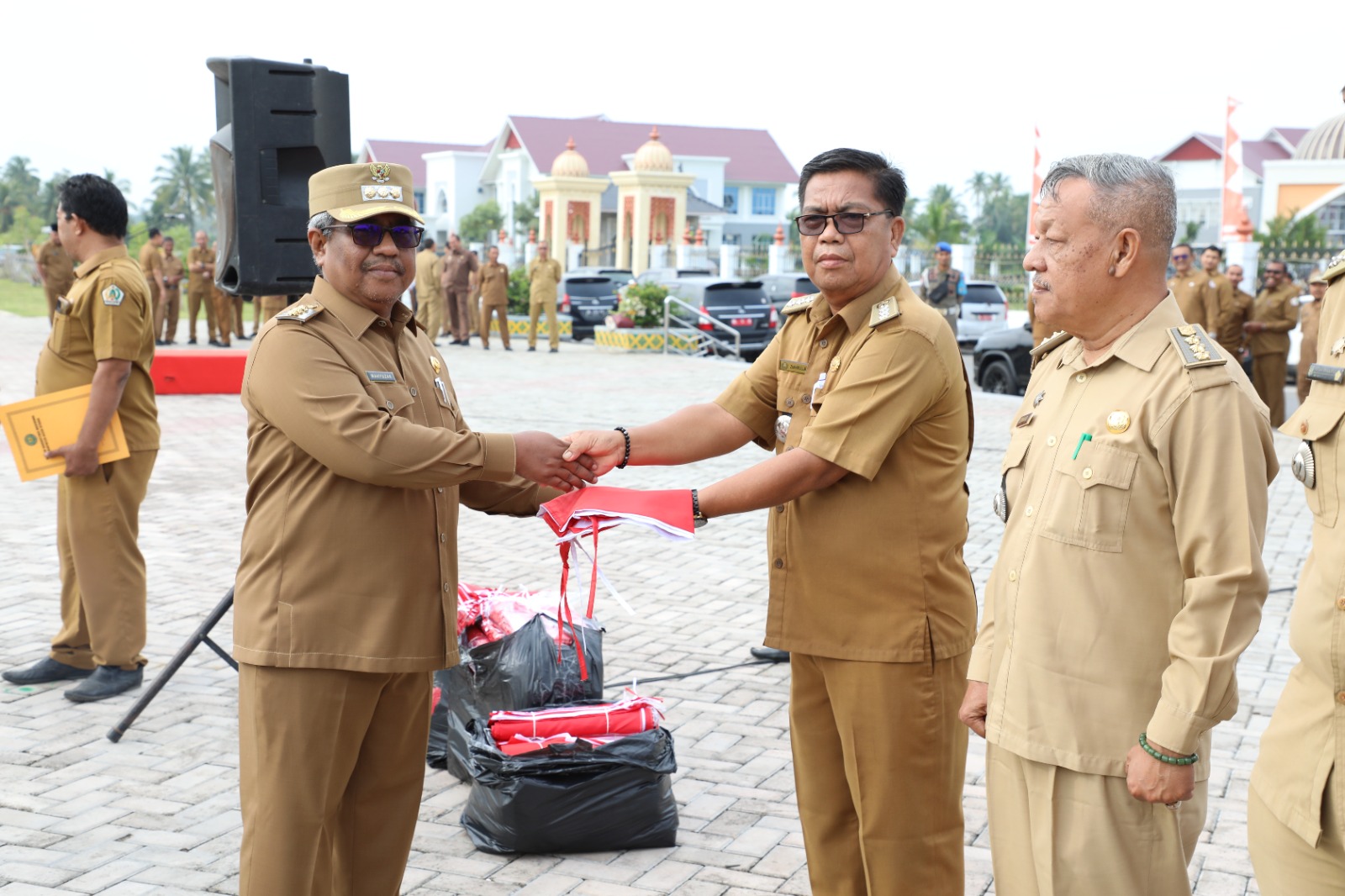 Semarakkan HUT RI Pj Bupati Mahyuzar Bagikan 10 Juta Bendera Kepada