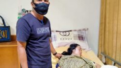 Foto: Seorang siswi SMK Negeri 1 Lhokseumawe, sedang dirawat di Rumah Sakit Melati, usai disuntik vaksin. @Istimewa