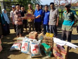 DPC Demokrat Aceh Utara Serahkan Bantuan kepada Korban Banjir di Samudera