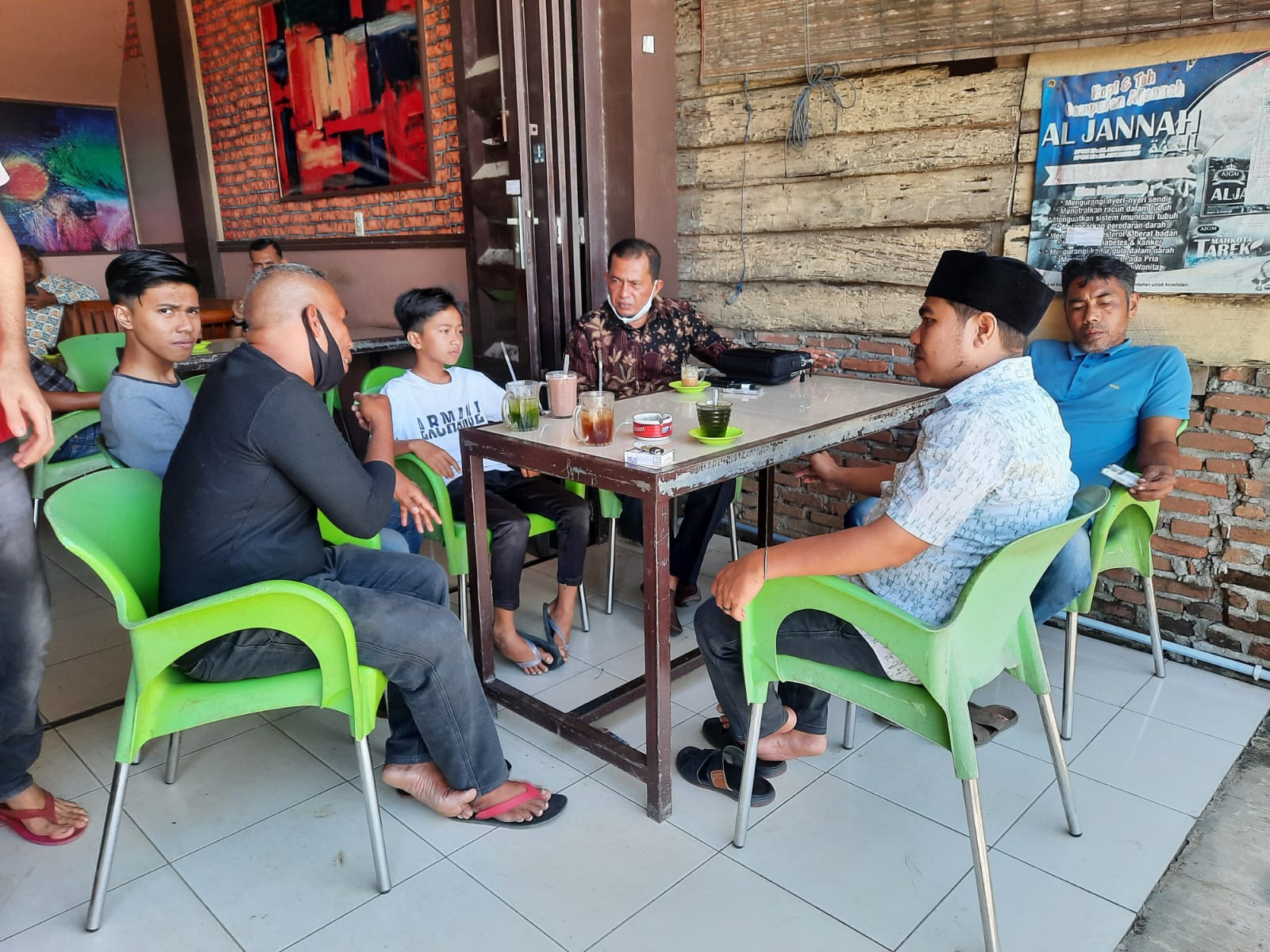 Ketua DPRK Aceh Utara, Arafat, saat bertemu dengan Alwalid di salah satu warung kopi. Foto: Dok. IST