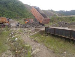 Masyarakat Pemilik Lahan di Areal Waduk Keureuto Blokir Jalan, Minta PT Brantas Tak Ambil Material