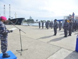 Danlanal Lhokseumawe Pimpin Sertijab Komandan Kapal Angkatan Laut Bireuen I-1-70 di Pelabuhan Krueng Geukueh