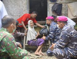 Danlanal Lhokseumawe Door To Door Berikan Bantuan Tanggap Darurat Untuk Korban Banjir di 5 Desa Banda Baro Aceh Utara