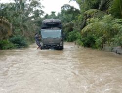 Danlanal Lhokseumawe Trabas Banjir Pakai Truk Militer Serahkan Bansos HUT Korps Marinir Ke-76 di Posko Pengungsi Lhoksukon