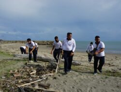 TNI AL Lhokseumawe Bersihkan Pantai Wisata Pulau Semadu