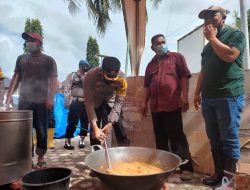 Tinjau Dapur Umum, Kapolres Ikut Bantu Masak Makanan Siap Saji