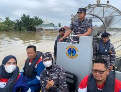 TNI AL Lanal Lhokseumawe Evakuasi Korban Banjir di Lhoksukon