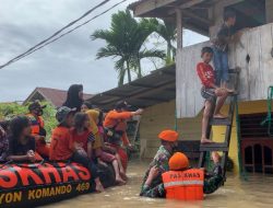 Prajurit Paskhas Lhokseumawe Bantu Evakuasi Korban Banjir di Lhoksukon