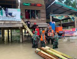 Tim SAR Kipan B Yonko 469 Paskhas Serahkan Bantuan Sembako kepada warga Terdampak Banjir di Pirak Timu