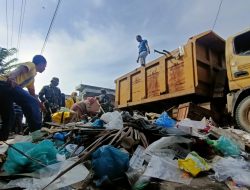 TNI bersama Masyarakat, Bersihkan Sampah Pasca Banjir di Lhoksukon