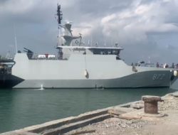 KRI Karotang-872 Sandar di Pelabuhan Krueng Geukueh