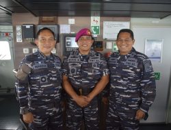 KRI REM-331 Pulang Satgas Disambut Danlanal Lhokseumawe di Perairan Aceh Utara