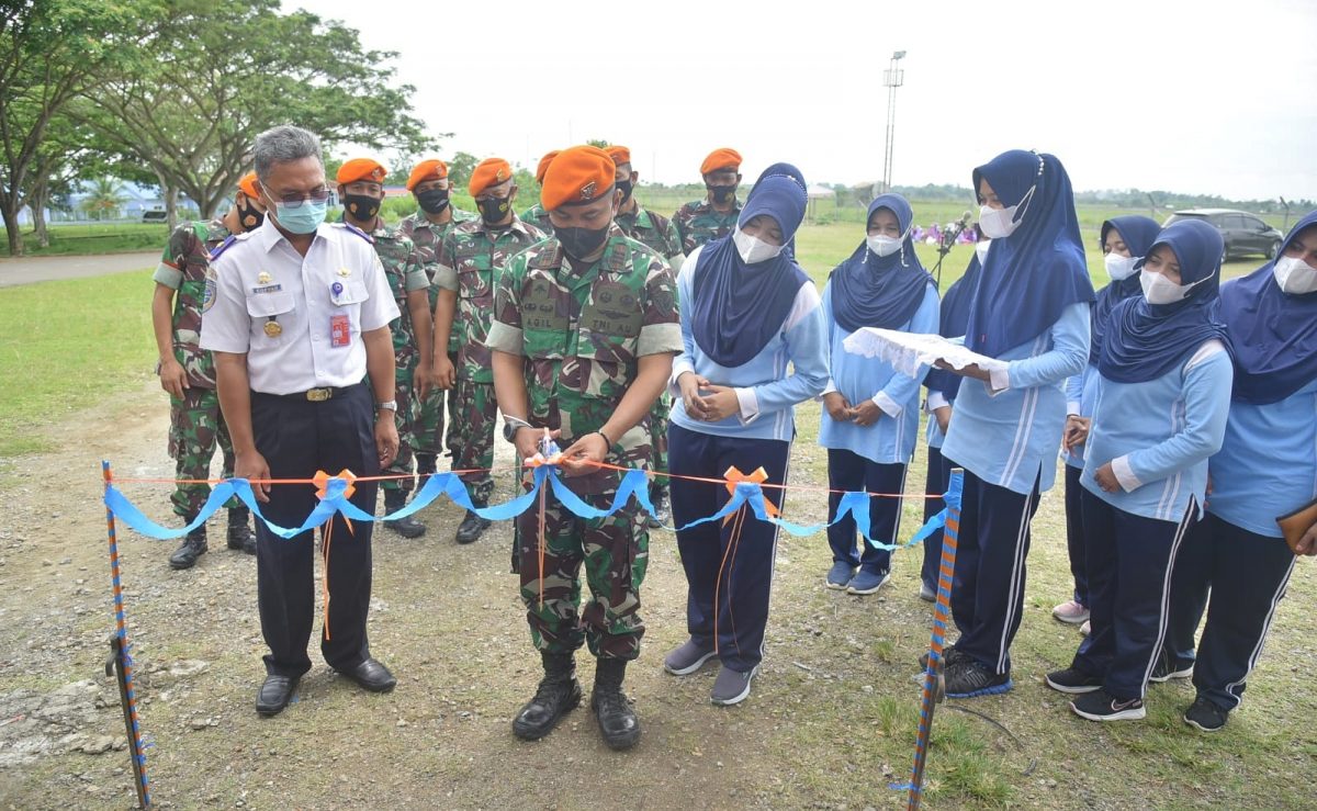 Dankipan B Yonko 469 Kopasgat Meresmikan Stand UMKM "Jingga.belle" PIA ...