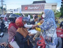 Samsat Lhokseumawe Bagikan Ratusan Paket Takjil Berbuka Puasa Kepada Pengguna Jalan