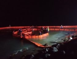 Hingga Malam ini, Pertamina Terus Tangani Tumpahan Minyak di Pesisir Pantai Lhokseumawe