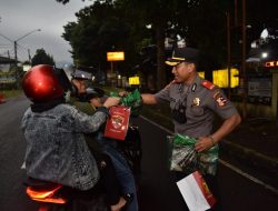 Serdik Sespimmen Angkatan 62 Pokjar 21 Berbagi Takjil dan Sajadah Kepada Pengguna Jalan