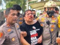 Ade Armando Babak Belur Diamuk Massa Aksi 11 April Depan Gedung DPR/MPR