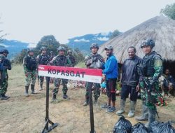 Satgas Lanud Pamtas Kopasgat Pos Bandara Aminggaru Ilaga Laksanakan Bakti Sosial Dan Mengajari Anak Papua Bernyanyi