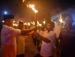 Warga Tambon Tunong Meriahkan Malam Takbiran dengan Pawai Obor