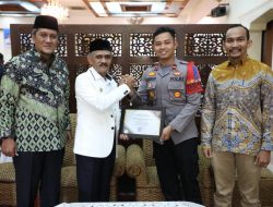 Kapolsek Dewantara Terima Penghargaan dari Bupati Aceh Utara