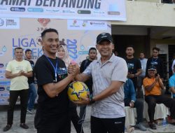 Danrem 011/Lilawangsa Serahkan Bola saat Pembukaan Liga Eksekutif JPFC