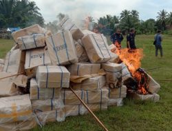 Kejari Aceh Utara dan Bea Cukai Musnahkan Rokok Ilegal