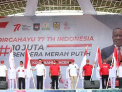 Wamendagri John Wempi Bagikan 10 Juta Bendera Merah Putih kepada Masyarakat di Aceh