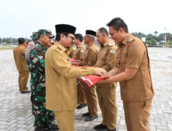 Pj Bupati Aceh Utara Bagikan Bendera Merah Putih untuk Masyarakat