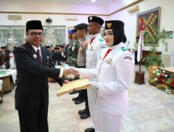 Pj Bupati Aceh Utara Serahkan Penghargaan untuk Paskibra HUT ke-77 RI