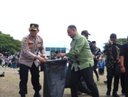 Pj Wali Kota dan Kapolres Lhokseumawe Kutip Sampah di Lapangan Hiraq