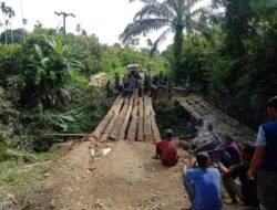 Dihantam Banjir, Secara Swadaya Warga Perbaiki Jembatan Penghubung Antar Gampong di Langkahan