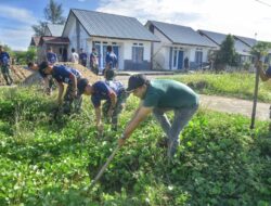 DenArhanud-001 Bersama Masyarakat Gotong Royong Bersih Gampong