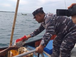 Sambut Hari Armada, Lanal Lhokseumawe Bagikan Sembako Untuk Nelayan