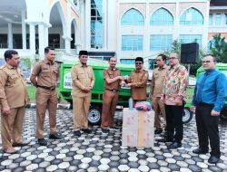 Pj Bupati Aceh Utara Serahkan 10 Unit Motor Viar untuk Armada Sampah