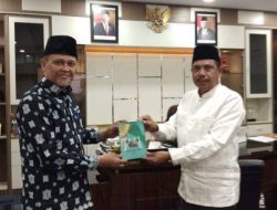 Buku Karya ‘Tgk Joel Buloh’ Diterima Kakanwil Kemenag Aceh