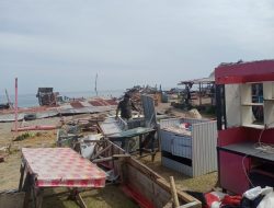 Satpol PP Arogan Bongkar Lapak Pedagang di Pantai Ujong Blang