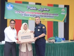 Berikan Public Lecture, Rektor Unimal Hadiahkan Laptop Untuk Siswa