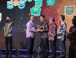 Pj Walikota Lhokseumawe Terima Penghargaan UHC Awards 2023 dari Wapres RI