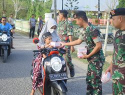 Prajurit Batalyon Kavaleri 11/MSC bagi Takjil ke Pengguna Jalan di Simpang Keuramat Aceh Utara