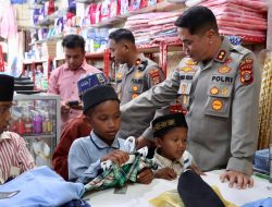 Ramadhan Berbagi, Kapolres Aceh Utara Ajak Sejumlah Anak Yatim Piatu Beli Baju Lebaran