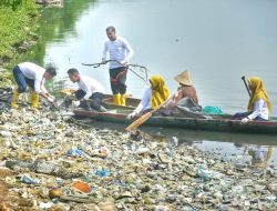 Hari Lingkungan Hidup Sedunia, PLN Bersihkah Sampah di Waduk Kota Lhokseumawe