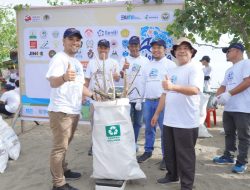 PIM Gelar Coastal Clean Up, Kumpulkan Sampah di Pantai Seroja