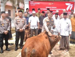 Kapolres Lhokseumawe Serahkan Hewan Qurban ke Dayah Waled Jala