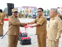 Semarakkan HUT RI, Pj Bupati Mahyuzar Bagikan 10 Juta Bendera kepada para Camat