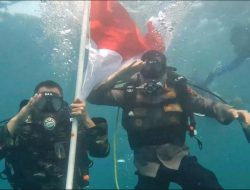 HUT RI Ke 78, Bendera Merah Putih Berkibar Dibawah Laut Lhokseumawe