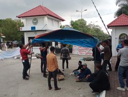 Hingga Sore Tak Ada Jawaban Dari Pihak PT PIM, Masa Aksi Pemuda Desa Lingkungan Perusahaan Dirikan Tenda