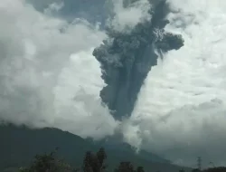 Gunung Marapi di Sumbar Meletus, Kolom Abu Teramati Setinggi 3.000 Meter