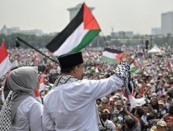 Suasana di Monas, Massa Antusias & Sabar Menanti Orasi Anies dalam Aksi Bela Palestina