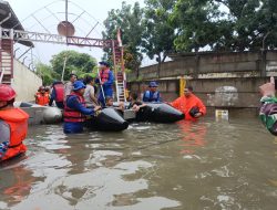 Banjir Masih Genangi 38 Ruas Jalan, BPBD DKI Jakarta Kerahkan Personel dan Siagakan Perahu Karet