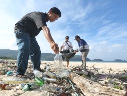 FJL Aceh Bersihkan Sampah Internasional di Pantai Balu, Pulo Aceh